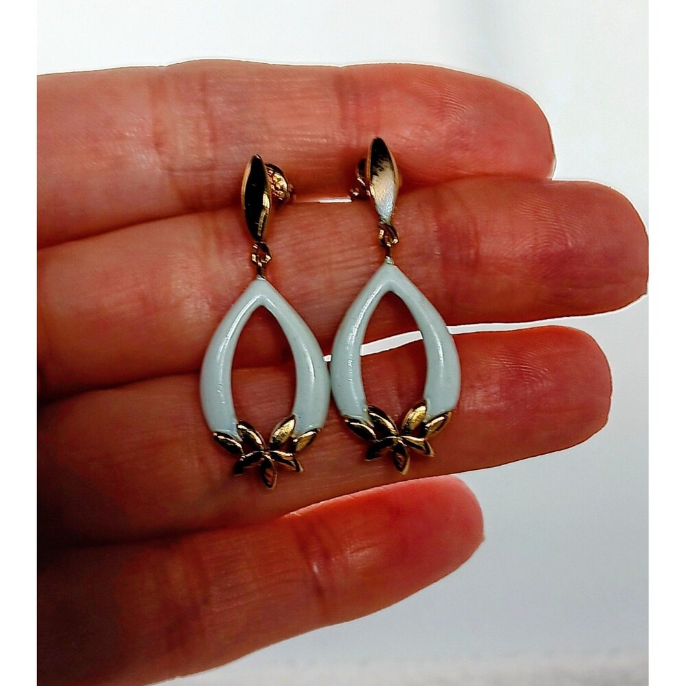 Vintage Crown Trifari White Enamel & Goldtone Dangle Earrings 1.25 in - Picture 12 of 16